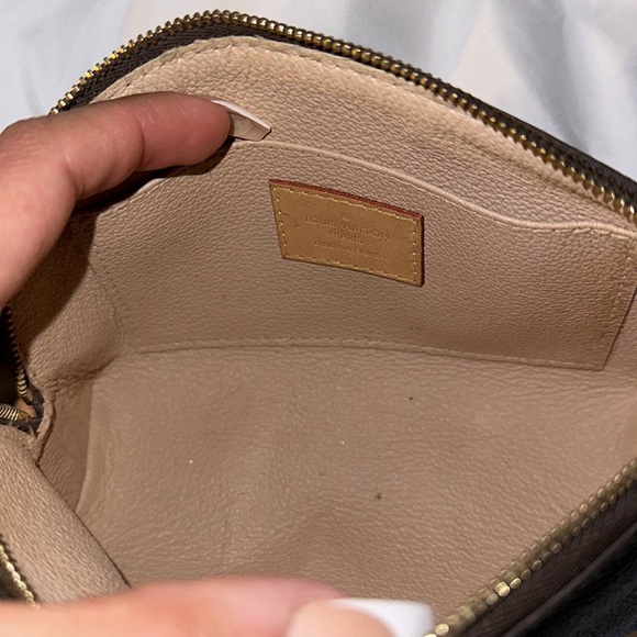 Louis Vuitton Cosmetic Pouch Monogram - Picture 5 of 7